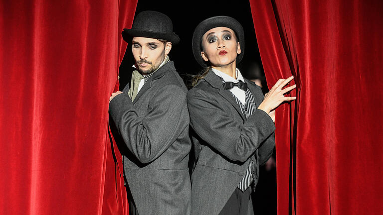 In der Blauen Halle des Mainfrankentheaters Würzburg zeigt das Tanztheater 'Chaplin', eine Kreation von Dominique Dumais. Ein Tanzstück zu Charlie Chaplin, das zugleich eine Gegenüberstellung der Kunstformen Film und dem Live-Theater mit sich bringt. Musikalisch begleitet vom Philharmonischen Orchester Würzburg unter der Leitung von Generalmusikdirektor Enrico Calesso.