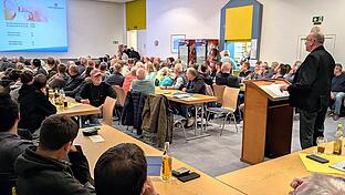 Bürgermeister Andreas Sandwall bei seiner Präsentation im voll besetzten Pfarrsaal.       -  Bürgermeister Andreas Sandwall bei seiner Präsentation im voll besetzten Pfarrsaal.