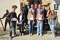 Die Preisträgerinnen und Preisträger des Sanierungspreises 2024 mit Verantwortlichen der Kreuzbergallianz vor dem historischen Rentamt in Bischofsheim.