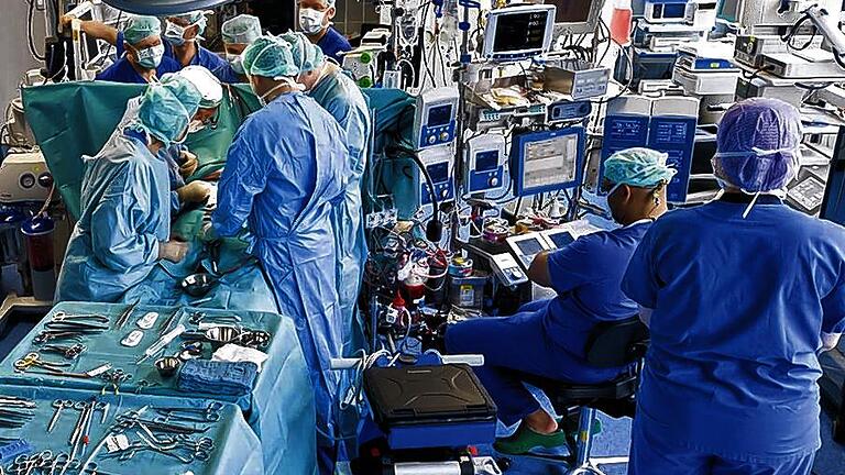 Hilfe vor und nach der Operation: Eine Organübertragung &ndash; unser Bild zeigt eine Herztransplantation &ndash; ist eine komplizierte Angelegenheit. Wichtig ist aber auch die Unterstützung davor und danach. Diese bietet ein neuer Selbsthilfeverband.