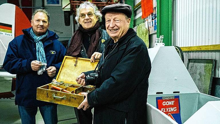 Lauter Segelflugenthusiasten: Peter Schindler (rechts), Erwin von der Forst (Mitte) und Peter Volz.FOTO: Marian Hamacher