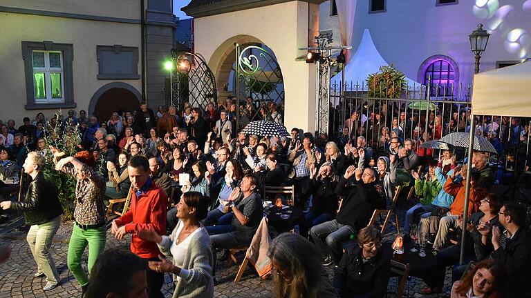 Auch am dritten Tag des Open-Air-Festivals &bdquo;abendlicht&ldquo; des Kulturamts Haßfurt live wurde fleißig getanzt, gesungen und geklatscht.