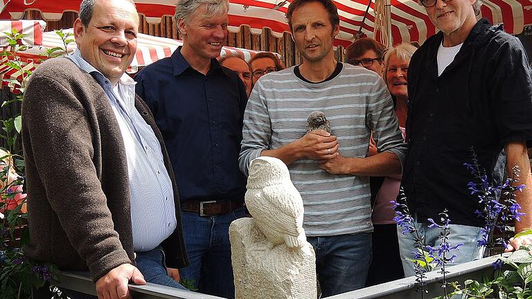 Bei der offiziellen Übergabe einer Steinkauz-Stele im Biergarten der Brauerei in Hausen waren dabei: (von links) Ulrich Martin, Christian Schäflein, Ornithologe Oliver Kleider mit dem sechs Wochen alten Steinkauz &bdquo;Karl&rdquo; und Bildhauer Norbert F.C. Mönter.