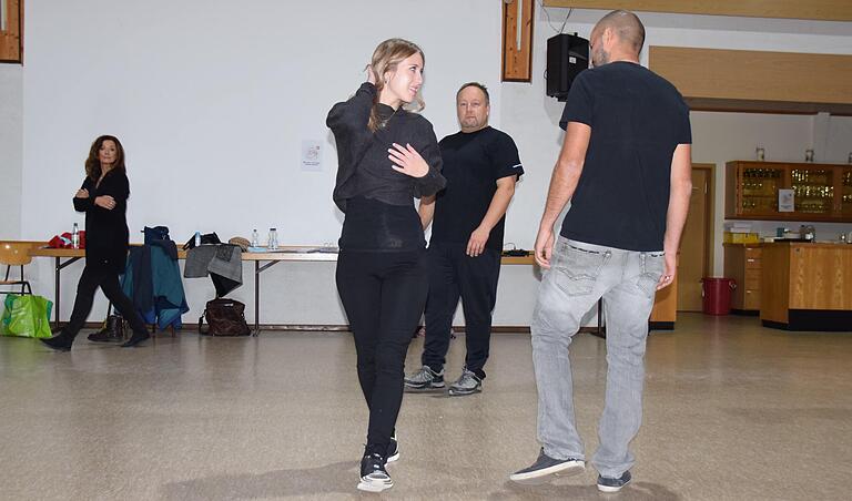 Ohne Körperkontakt, aber mit viel Spiellust und Können improvisierten die Sömmersdorfer Theaterbegeisterten beim Besetzungs-Workshop kleine Szenen, beobachtet von Co-Regisseurin Marion Beyer (hinten links).