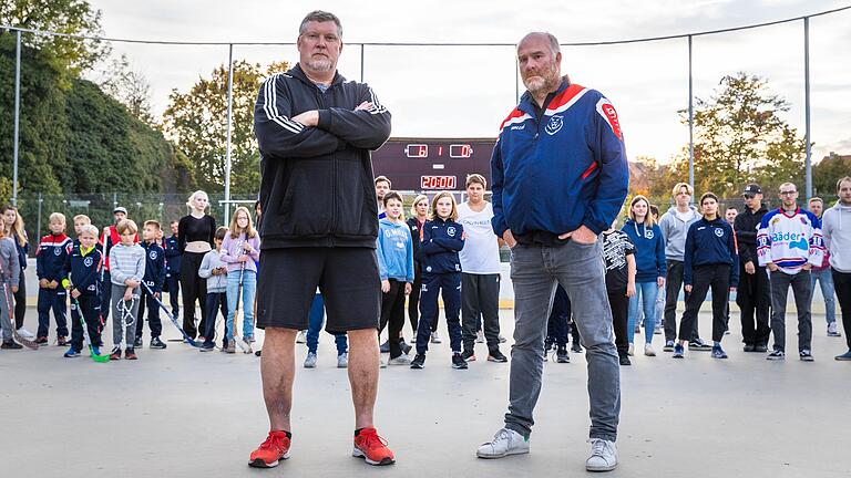 Der ESV Würzburg muss um seine Saison fürchten, auch das Eislaufen für Familien steht auf der Kippe: ESV-Vorsitzender Oliver Lang (links) und sein Stellvertreter Thomas Grimm mit Vereinsmitgliedern.