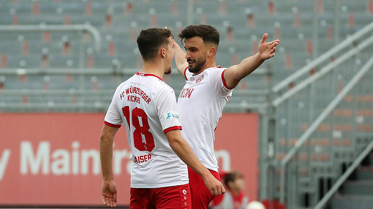 Torschütze Dardan Karimani (rechts) und Maximilian Zaiser bejubeln den Treffer zum 1:0. Am Ende besiegten die Würzburger Kickers den VfB Eichstätt mit 3:1.