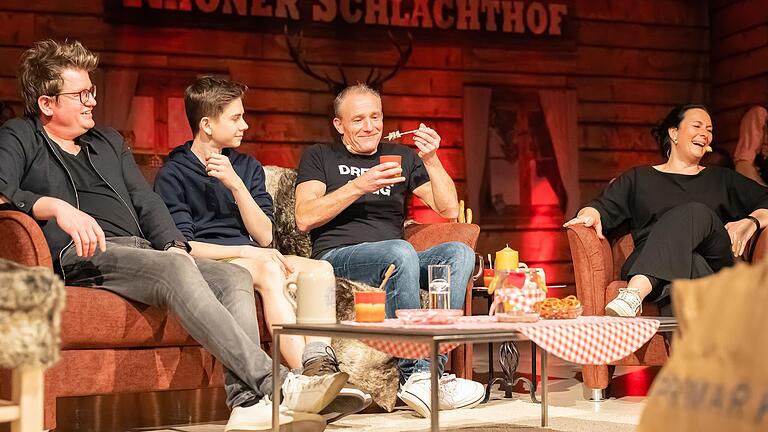 Der Comedy-Stammtisch mit Michl Müller (Mitte), Ines Procter (rechts), Magic Maxl (Zweier von links) und Thorsten Bär (links).