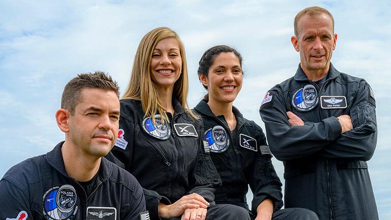 Laien-Astronauten im All       -  Die vier Crewmitglieder noch vor ihrem Ausflug ins All von links nach rechts: Jared Isaacman (l-r), Tech-Unternehmer, Anna Menon und Sarah Gillis, SpaceX-Mitarbeiterinnen, und Scott Poteet, pensionierter Oberstleutnant der Air Force. (Archivbild)