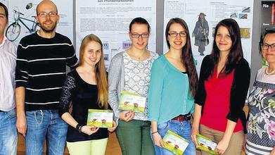 Ausgezeichnet: Von links Marc Sitkewitz (LBV-BGS Unterfranken), Michael Schraut (Lehrkraft), Josephine Wichmann, Fabiola Neumann, Alwina Kaiser, Stella Moore, Oberstudienrätin Edith Degenhardt Ausgezeichnet: Von links Marc Sitkewitz (LBV-BGS Unterfranken), Michael Schraut (Lehrkraft), Josephine Wichmann, Fabiola Neumann, Alwina Kaiser, Stella Moore, Oberstudienrätin Edith Degenhardt