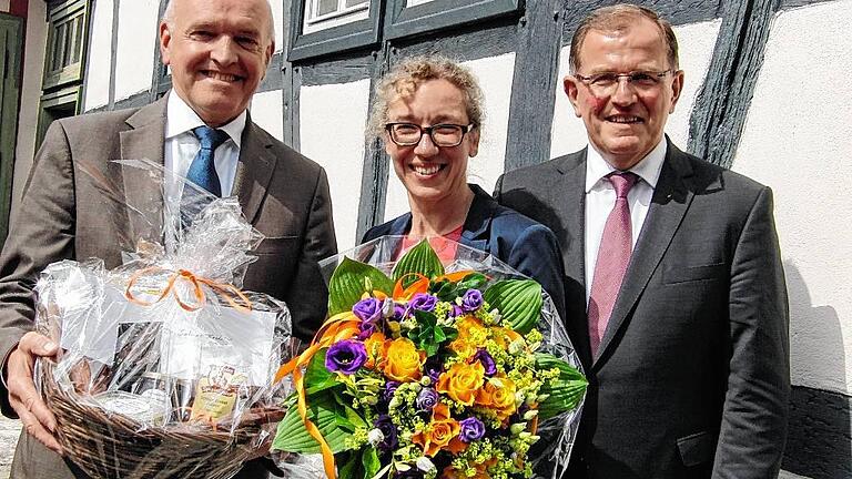 Landrat Thomas Habermann (links) und Bezirkstagspräsident Erwin Dotzel dankten der langjährigen Museumsleiterin Sabine Fechter im Namen des Zweckverbands Fränkisches Freilandmuseum für ihr Schaffen. Fechter wechselt zum 1. Juli an das Vonderau-Museum nach Fulda.