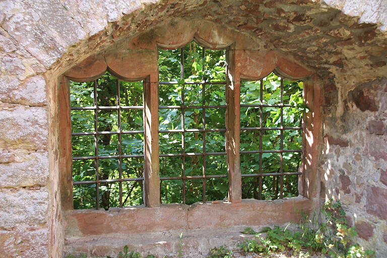Fenster der Ruine Schönrain.