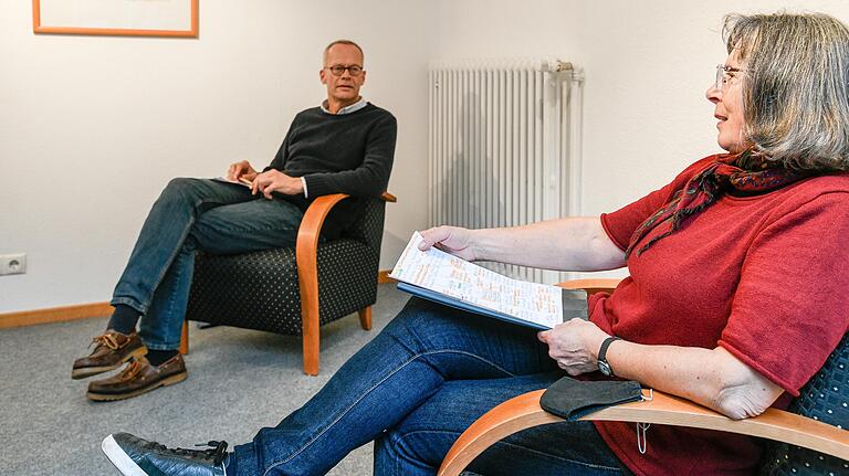 Eva Peteler und Burkard Hose vom Flüchtlingsrat kritisieren die Massenquarantäne in Gemeinschaftsunterkünften für Geflüchtete. Eva Peteler und Burkard Hose vom Flüchtlingsrat kritisieren die Massenquarantäne in Gemeinschaftsunterkünften für Geflüchtete. 