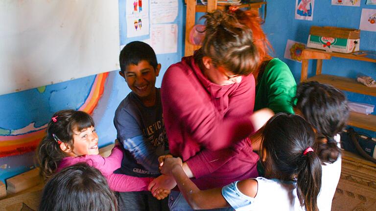 Mirjam Geißler spielt im Jahr 2019 Theater mit Roma-Kindern in Gracanica.