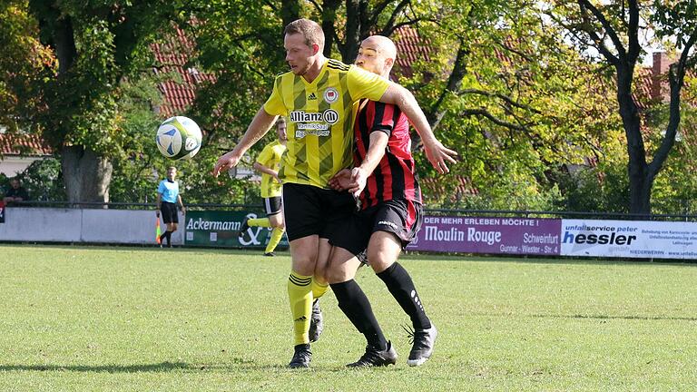 Traf erneut für die FT Schweinfurt: Niklas Reuß (links), der hier den Ball im Duell mit Memmelsdorfs Oliver Kratz geschickt abschirmt.