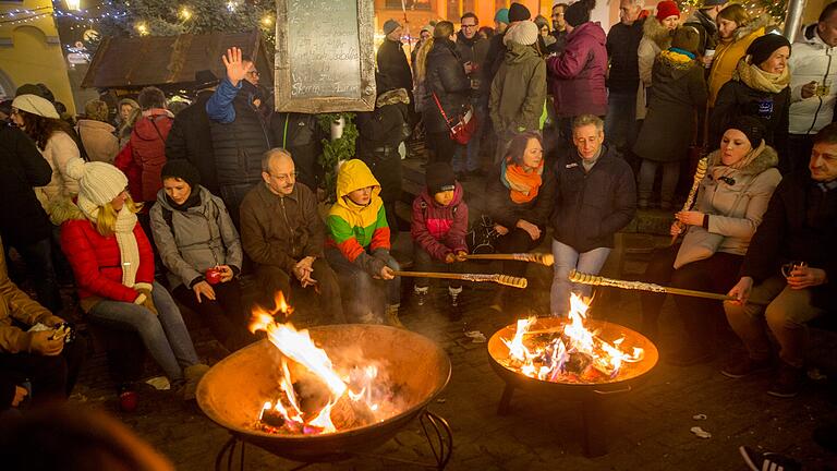 Beliebt bei Familien: Stockbrot grillen beim Volkacher Winterzauber.