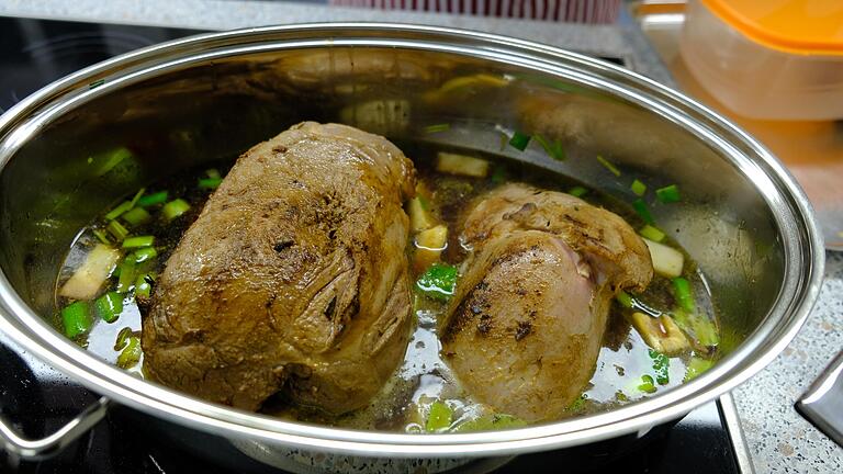 Sieht doch schon ganz gut aus: Wildfleisch nicht zu scharf anbraten, eher sanft weitergaren und auf eine Kerntemperatur von 80 Grad bringen.