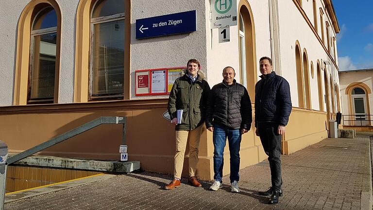 Bürgermeister Mario Paul (rechts) freut sich, dass nach jahrelangem Stillstand mit Christian Bergmann (Mitte) ein neuer Investor den Lohrer Bahnhof gekauft hat. Simon Zschau ist Prokurist der dafür eigens gegründeten C.B. Lohr Gmbh.