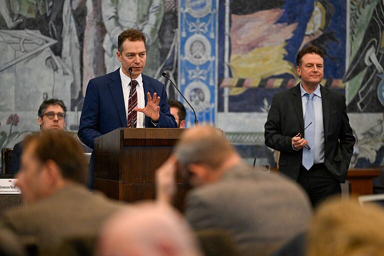 Die Ergebnisse ihres Compliance-Gutachtens im Fall des Würzburger Stadtkämmerers Robert Scheller stellten die Juristen Olaf Methner und Julius Reiter am Donnerstag im Stadtrat vor. Die Ergebnisse ihres Compliance-Gutachtens im Fall des Würzburger Stadtkämmerers Robert Scheller stellten die Juristen Olaf Methner und Julius Reiter am Donnerstag im Stadtrat vor. 