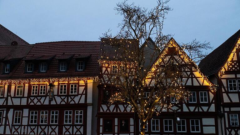 Zahlreiche Lichterketten sorgen jedes Jahr in Ochsenfurt für Weihnachtsstimmung. Feierlich angeschaltet wird die Beleuchtung beim Lichterglanz (Archivbild). Zahlreiche Lichterketten sorgen jedes Jahr in Ochsenfurt für Weihnachtsstimmung. Feierlich angeschaltet wird die Beleuchtung beim Lichterglanz (Archivbild).