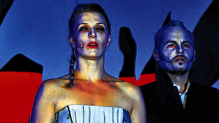 Tödliche Liebe: Dracula (Rob Fowler) und Mina (Caroline Frank).