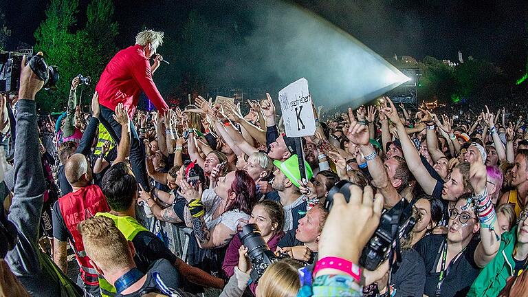 Kraftklub war am Samstag beim Taubertal-Festival auf der Bühne. Kraftklub war am Samstag beim Taubertal-Festival auf der Bühne.