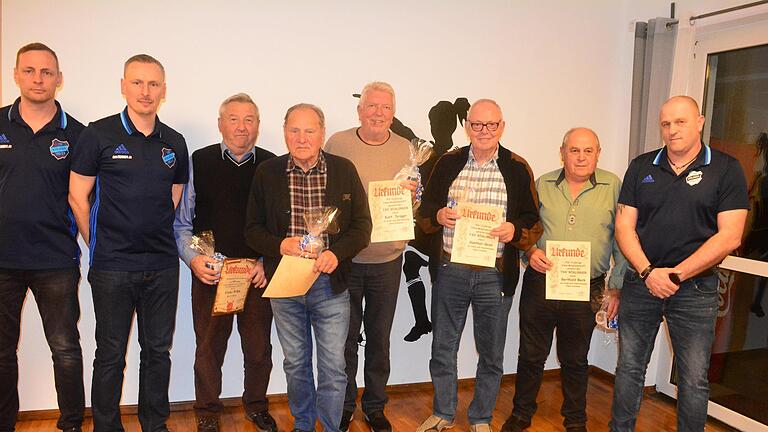 Die  Vorstandsmitglieder Dominik Beck (von links), Frank Wilm und André Iff (rechts) zeichneten Berthold Beck (3. von links), Kurt Dräger, Günter Groh und Heinz Hofmann (jeweils 50 Jahre Mitglied) sowie Horst Günter und Franz Wilm (60 Jahre) aus. Foto: Arthur Stollberger       -  Die  Vorstandsmitglieder Dominik Beck (von links), Frank Wilm und André Iff (rechts) zeichneten Berthold Beck (3. von links), Kurt Dräger, Günter Groh und Heinz Hofmann (jeweils 50 Jahre Mitglied) sowie Horst Günter und Franz Wilm (60 Jahre) aus. Foto: Arthur Stollberger
