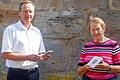 Bürgermeister Michael Ziegler und Fremdenverkehrsvereinsvorsitzende Margret Cramer geben den Startschuss für den neuen virtuellen Rundgang auf der Wallburg.