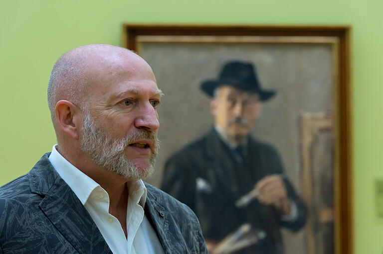 Museumsleiter Wolf Eiermann vor einem Selbstporträt von Max Liebermann. Museumsleiter Wolf Eiermann vor einem Selbstporträt von Max Liebermann. 
