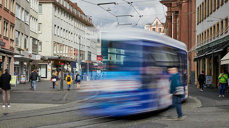 Wie geht es weiter mit der Würzburger Verkehrspolitik? Im Bild Straßenbahnverkehr am Kürschnerhof. Wie geht es weiter mit der Würzburger Verkehrspolitik? Im Bild Straßenbahnverkehr am Kürschnerhof.