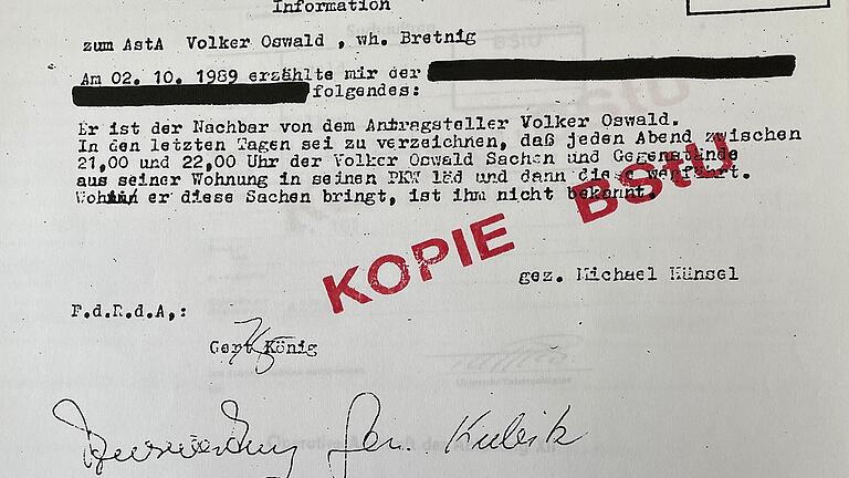 Ausspioniert vom Nachbarn: Nach Ende des Regimes entdeckte das Ehepaar in den nun einsehbaren Unterlagen der Stasi-Behörde, wer sie alles bespitzelt hatte. So zum Beispiel ein direkter Nachbar. Ausspioniert vom Nachbarn: Nach Ende des Regimes entdeckte das Ehepaar in den nun einsehbaren Unterlagen der Stasi-Behörde, wer sie alles bespitzelt hatte. So zum Beispiel ein direkter Nachbar.