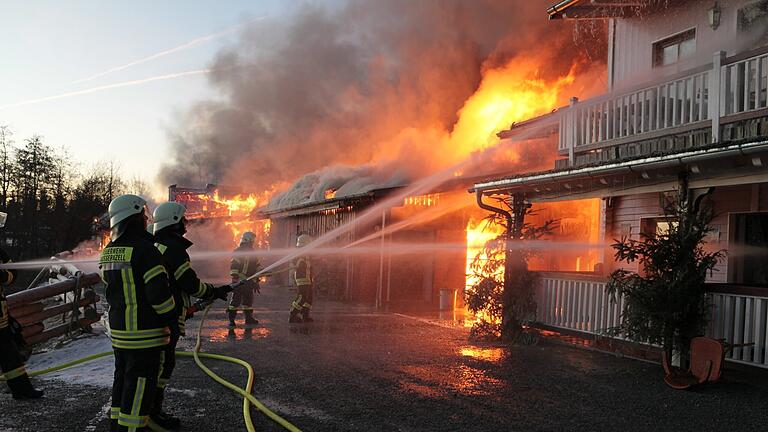 Feuer in der Westernstadt Pullman City in Bayern.jpeg       -  Feuerwehrleute kämpfen bis zum Mittag gegen die Flammen auf der sogenannten Main Street des Western-Freizeitparks 'Pullman City'.