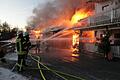 Feuer in der Westernstadt Pullman City in Bayern.jpeg       -  Feuerwehrleute kämpfen bis zum Mittag gegen die Flammen auf der sogenannten Main Street des Western-Freizeitparks 'Pullman City'.