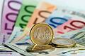Bargeld       -  Das Medianentgelt ist das Einkommen, bei dem es genauso viele Menschen mit einem höheren wie mit einem niedrigeren Einkommen gibt.