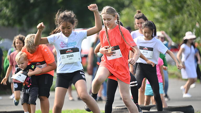 Rock the Race 2024       -  Zahlreiche Kinder nehmen am Sonntag (04.08.24)  beim Kinderlauf des sogenannten 'Rock the Race' teil. Vom Schlamm-Pool bis hin zur Kletterwand. Wer sich im Matsch wälzen und Hindernisse überwinden möchte, ist beim Rock the Race richtig. Auch dieses Jahr mangelt es nicht an Herausforderungen für Groß und Klein.
