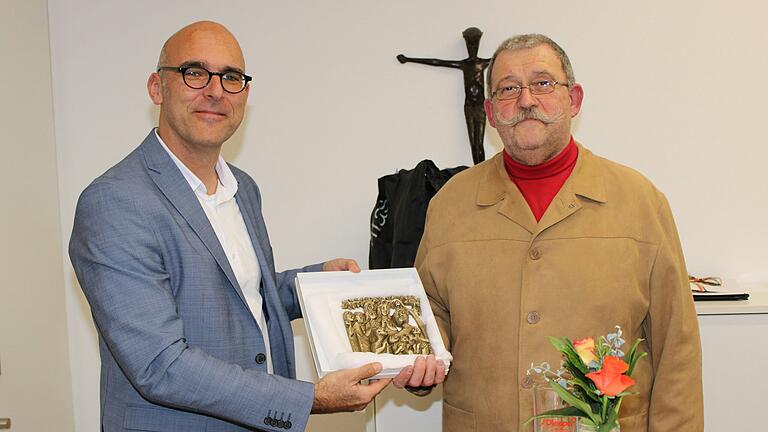 Frank Kupfer-Mauder, Geschäftsführer des Stadt- und Kreiscaritasverband, überreichte an Michael Fratz, den Vorsitzenden des St. Johannesvereins Werneck, einen Scheck und ein Bronzerelief des Kölner Künstlers Egino G. Weinert. Frank Kupfer-Mauder, Geschäftsführer des Stadt- und Kreiscaritasverband, überreichte an Michael Fratz, den Vorsitzenden des St. Johannesvereins Werneck, einen Scheck und ein Bronzerelief des Kölner Künstlers Egino G. Weinert.