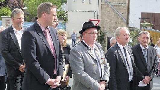 Bei der Totenehrung am Ehrenmal war auch die politische Prominenz anwesend. Von links: 2. Bürgermeister Alfred Bauer, 1. Bgm. Matthias Bäuer-lein, 1. Vorsitzender der HKP Berthold Moser, MdL Dr. Hans Jürgen Fahn, sowie Schirm-herr Oskar Ebert. Bei der Totenehrung am Ehrenmal war auch die politische Prominenz anwesend. Von links: 2. Bürgermeister Alfred Bauer, 1. Bgm. Matthias Bäuer-lein, 1. Vorsitzender der HKP Berthold Moser, MdL Dr. Hans Jürgen Fahn, sowie Schirm-herr Oskar Ebert.