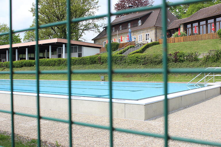 Aktuell hat das Freibad Altenstein noch geschlossen, geplant sei eine Öffnung bis Mitte Mai, spätestens jedoch zu Christi Himmelfahrt.