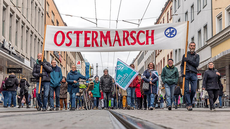 Ostermarsch Würzburg       -  Gut 250 Menschen laufen am Karsamstag (08.04.23) beim Ostermarsch durch die Würzburger Innenstadt. Bereits zum 40. Mal haben Ökopax, Pax Christi Würzburg, DGB Würzburg und andere Gruppen in der Tradition der Friedensbewegung dazu aufgerufen. Das Motto: 'So geht Frieden – Diplomatie statt Waffen!.'