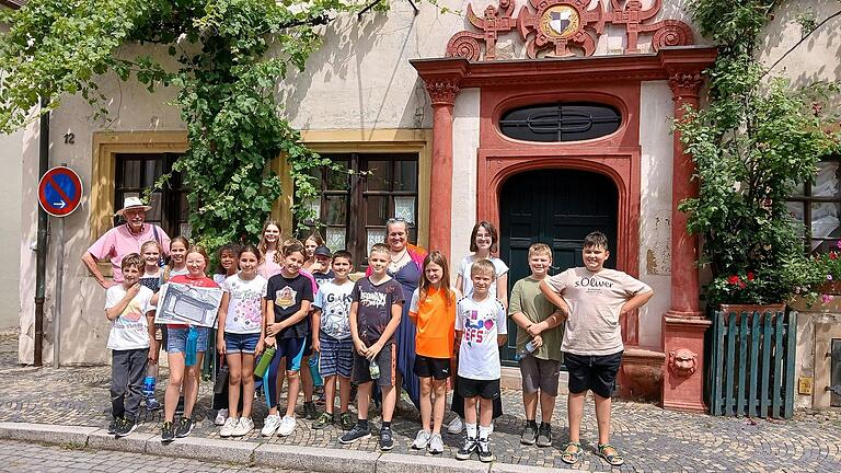 Die Gruppe beim Stadtrundgang in Prichsenstadt vor dem Haus, welches am längsten in jüdischem Besitz war und wo zuletzt die Familie Max Reich wohnte.