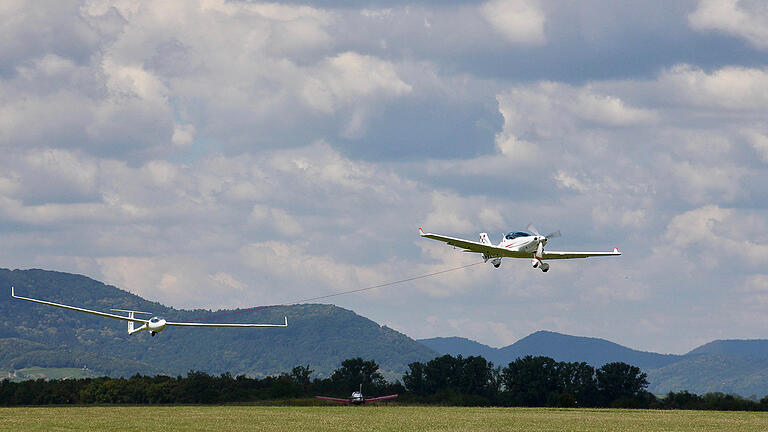 Eine solche Schleppmaschine vom Typ DYNAMIC WT 9-UL des tschechischen Herstellers ISS Aviation möchte der Flugsportclub Würzburg am Schenkenturm kaufen. Sie ist nur noch halb so laut wie die jetzige, die sie ersetzen soll. Kostenpunkt: 160.000 Euro. 80.000 Euro bringt der Verein selber auf, die anderen 80.000 Euro sollen aus Zuschüssen, Spenden und von Sponsoren kommen. Eine solche Schleppmaschine vom Typ DYNAMIC WT 9-UL des tschechischen Herstellers ISS Aviation möchte der Flugsportclub Würzburg am Schenkenturm kaufen. Sie ist nur noch halb so laut wie die jetzige, die sie ersetzen soll. Kostenpunkt: 160.000 Euro. 80.000 Euro bringt der Verein selber auf, die anderen 80.000 Euro sollen aus Zuschüssen, Spenden und von Sponsoren kommen.