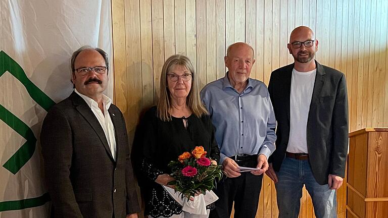 Im Bild die Vorsitzenden Günter Neuberger links und Dirk Spörlein mit Hannelore und Dietmar Güthlein. Im Bild die Vorsitzenden Günter Neuberger links und Dirk Spörlein mit Hannelore und Dietmar Güthlein.