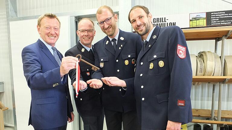Die Schlüsselübergabe für das neue Feuerwehrhaus in Darstadt symbolisiert Bürgermeister Peter Juks (links im Bild) mit einem uralten Exemplar. Die Empfänger sind (von links) die Kommandanten Michael Umminger, Thomas Rahner und Alexander Reetz. Die Schlüsselübergabe für das neue Feuerwehrhaus in Darstadt symbolisiert Bürgermeister Peter Juks (links im Bild) mit einem uralten Exemplar. Die Empfänger sind (von links) die Kommandanten Michael Umminger, Thomas Rahner und Alexander Reetz.