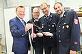 Die Schlüsselübergabe für das neue Feuerwehrhaus in Darstadt symbolisiert Bürgermeister Peter Juks (links im Bild) mit einem uralten Exemplar.&nbsp; Die Empfänger sind (von links) die Kommandanten  Michael Umminger, Thomas Rahner und Alexander Reetz.