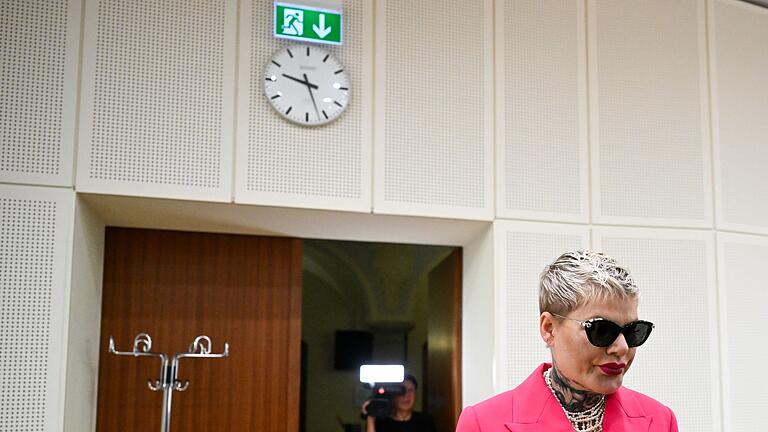 Prozessbeginn gegen Melanie Müller - Zum nächsten Verhandlungstermin am 13. August muss Melanie Müller nach Angaben des Richters nicht persönlich erscheinen. Prozessbeginn gegen Melanie Müller - Zum nächsten Verhandlungstermin am 13. August muss Melanie Müller nach Angaben des Richters nicht persönlich erscheinen.