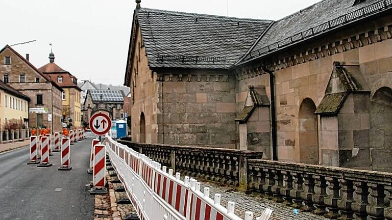 Was nach Baustelle aussieht, ist keine, denn hier wird nicht gearbeitet. Die halbseitige Sperrung der B22 in Ebrach ist eine reine Vorsichts- und Schutzmaßnahme aufgrund der akuten Einsturzgefahr der Klostermauer. Wer die Kosten für die Instandsetzung zur Wiederherstellung der Standfestigkeit der Stützmauer zahlen soll, ist noch völlig offen.