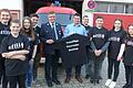 Feuerwehrkommandant Klaus Stapf (mit Krawatte) und Feuerwehrvereinsvorsitzender Karl Hehn freuen sich mit den Jungfeuerwehrleuten über die neuen T-Shirts.