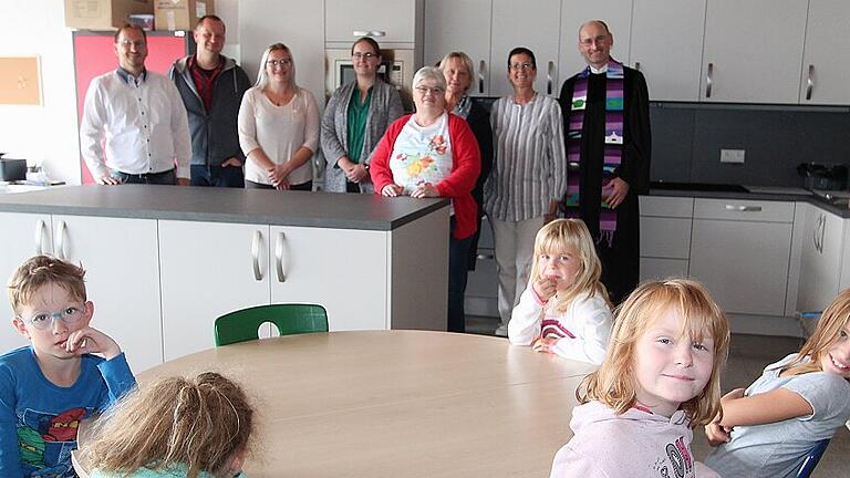 Am Freitag wurden in der Mittelschule Maroldsweisach ausgewählte Räume für die Schulkinderbetreuung der Kinder aus den Klassen 2 bis 4 ihrer Bestimmung übergeben. Darüber freuen sich mit den Kindern (von links) Bürgermeister Wolfram Thein, Rektor Sebastian Hofmann, Katrin Welz, Jennifer Rauch, Kita-Leiterin Elisabeth Endreß, Claudia Jakob, Lehrerin Sabine Dietz und Pfarrer Martin Popp-Posekardt. Am Freitag wurden in der Mittelschule Maroldsweisach ausgewählte Räume für die Schulkinderbetreuung der Kinder aus den Klassen 2 bis 4 ihrer Bestimmung übergeben. Darüber freuen sich mit den Kindern (von links) Bürgermeister Wolfram Thein, Rektor Sebastian Hofmann, Katrin Welz, Jennifer Rauch, Kita-Leiterin Elisabeth Endreß, Claudia Jakob, Lehrerin Sabine Dietz und Pfarrer Martin Popp-Posekardt.