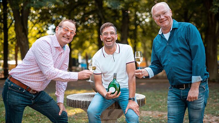 Der Volkacher Kabarett-Sommer war 2020 ein Erfolgsrezept an der Mainschleife . Bayerns Kultkomödianten Volker Heißmann (links) und Martin Rassau haben zusammen mit Tourismuschef Marco Maiberger (Bildmitte) bereits ein Konzept für 2021 in der Schublade. Der Volkacher Kabarett-Sommer war 2020 ein Erfolgsrezept an der Mainschleife . Bayerns Kultkomödianten Volker Heißmann (links) und Martin Rassau haben zusammen mit Tourismuschef Marco Maiberger (Bildmitte) bereits ein Konzept für 2021 in der Schublade.