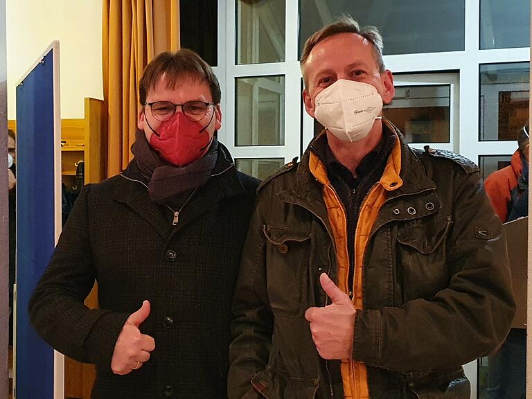 Daumen hoch: Die Initiatoren des Bürgerbegehrens,&nbsp; André Kossner und Klaus König, freuen sich über das eindeutige Ergebnis ihres Bürgerbegehrens.