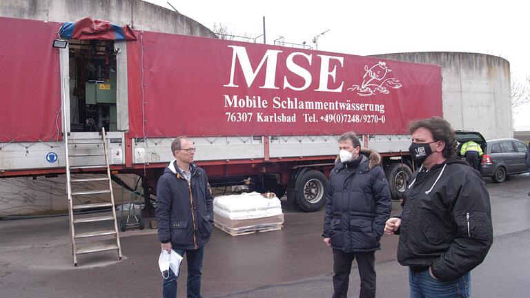 In den vergangenen zwei Jahren nutzte die Stadt zur Klärschlammtrocknung eine mobile Anlage. Jetzt will man selbst eine stationäre Anlage bauen. Das Bild vom Februar 2021&nbsp; zeigt (von links) Rainer Jäger vom städtischen Bauamt, Bürgermeister Thomas Helbling und Sulzfelds Bürgermeister Jürgen Heusinger.